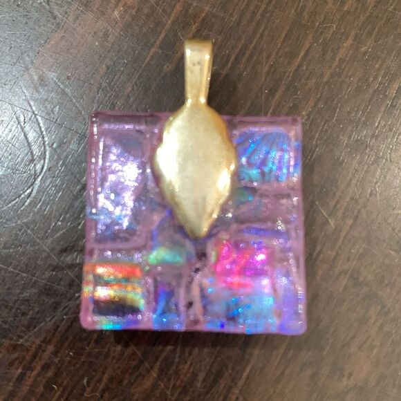 Iridescent square glass pendant - Picture 2 of 2